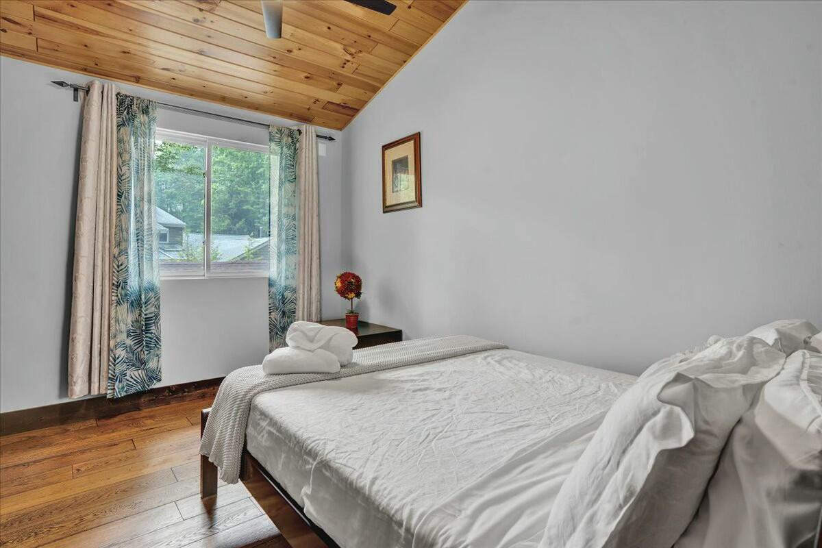 926 Sir Lionel Court