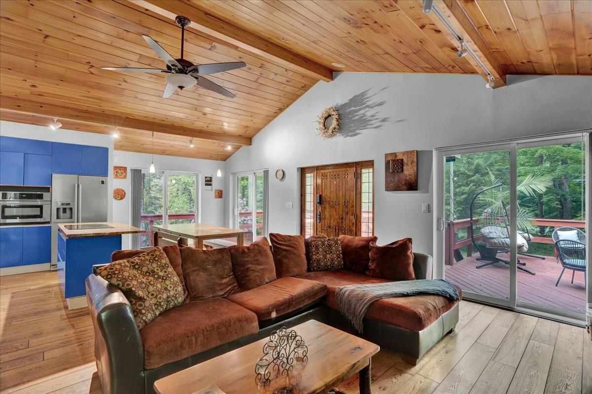 926 Sir Lionel Court