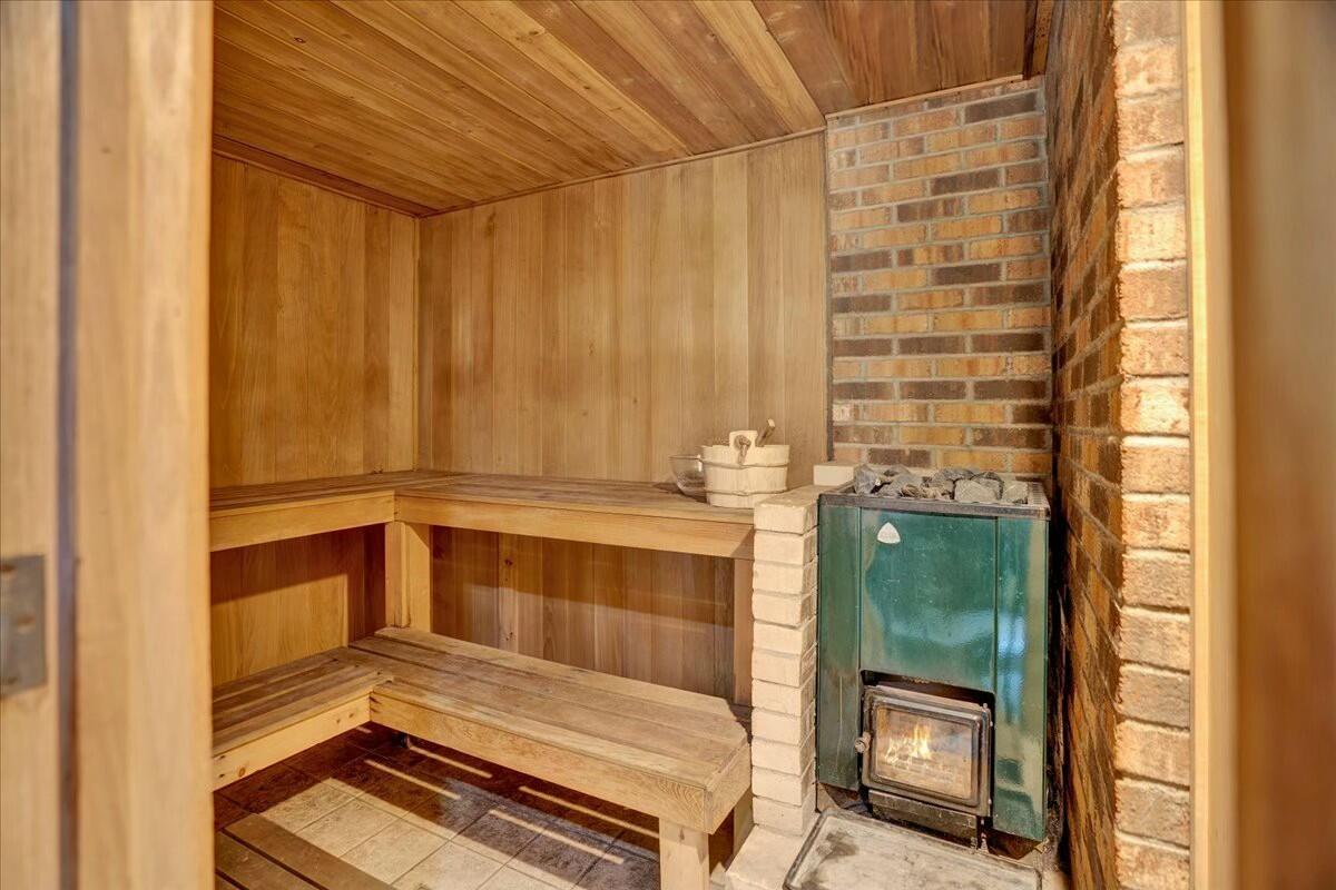 926 Sir Lionel Court