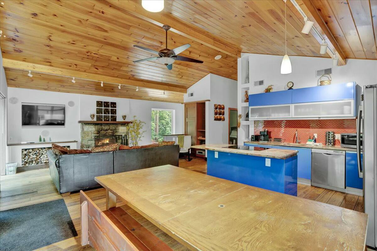 926 Sir Lionel Court