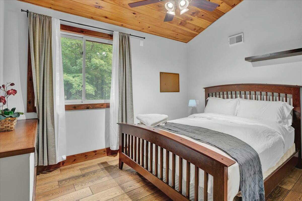 926 Sir Lionel Court