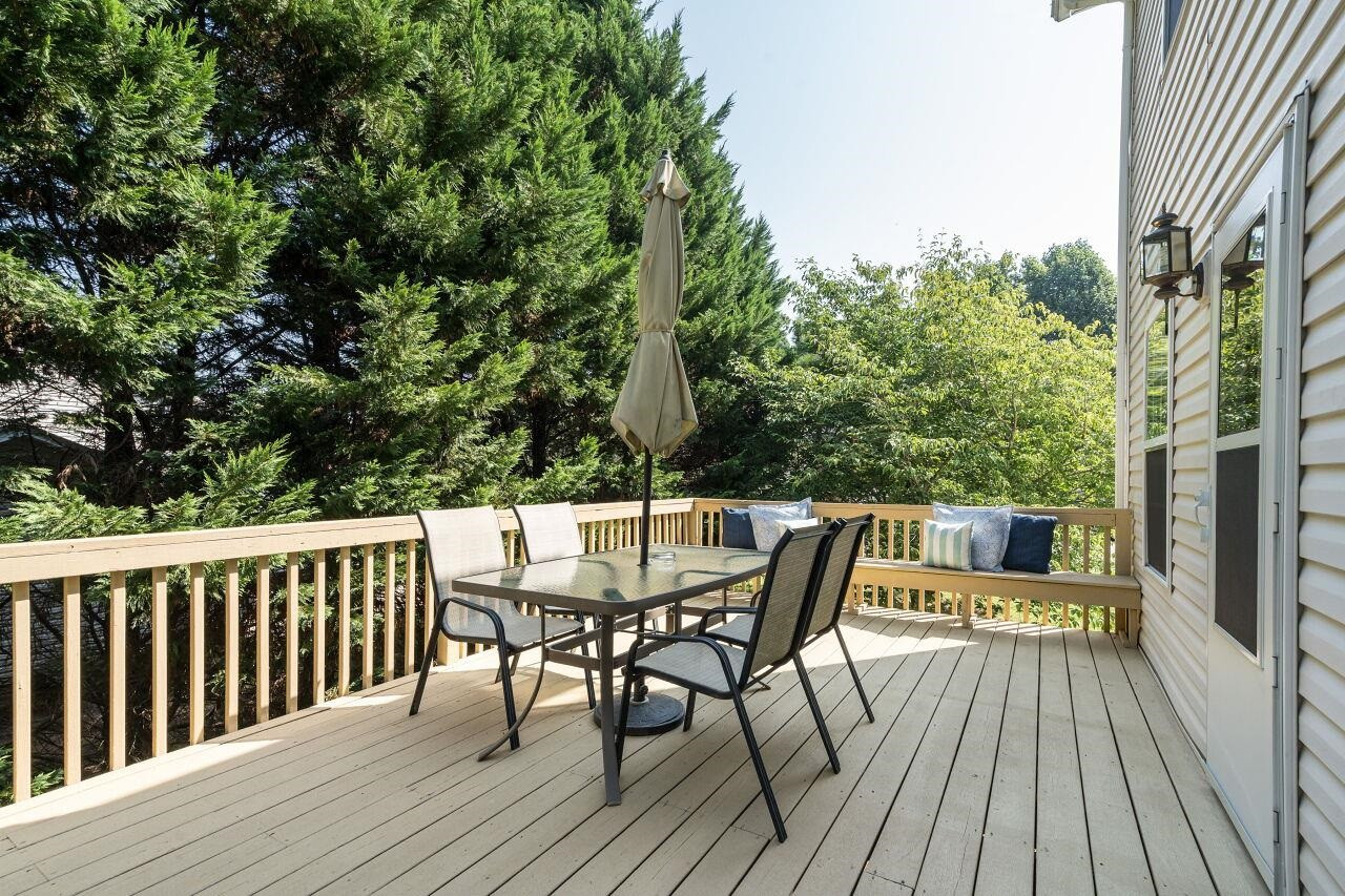106 Creekbrook Court