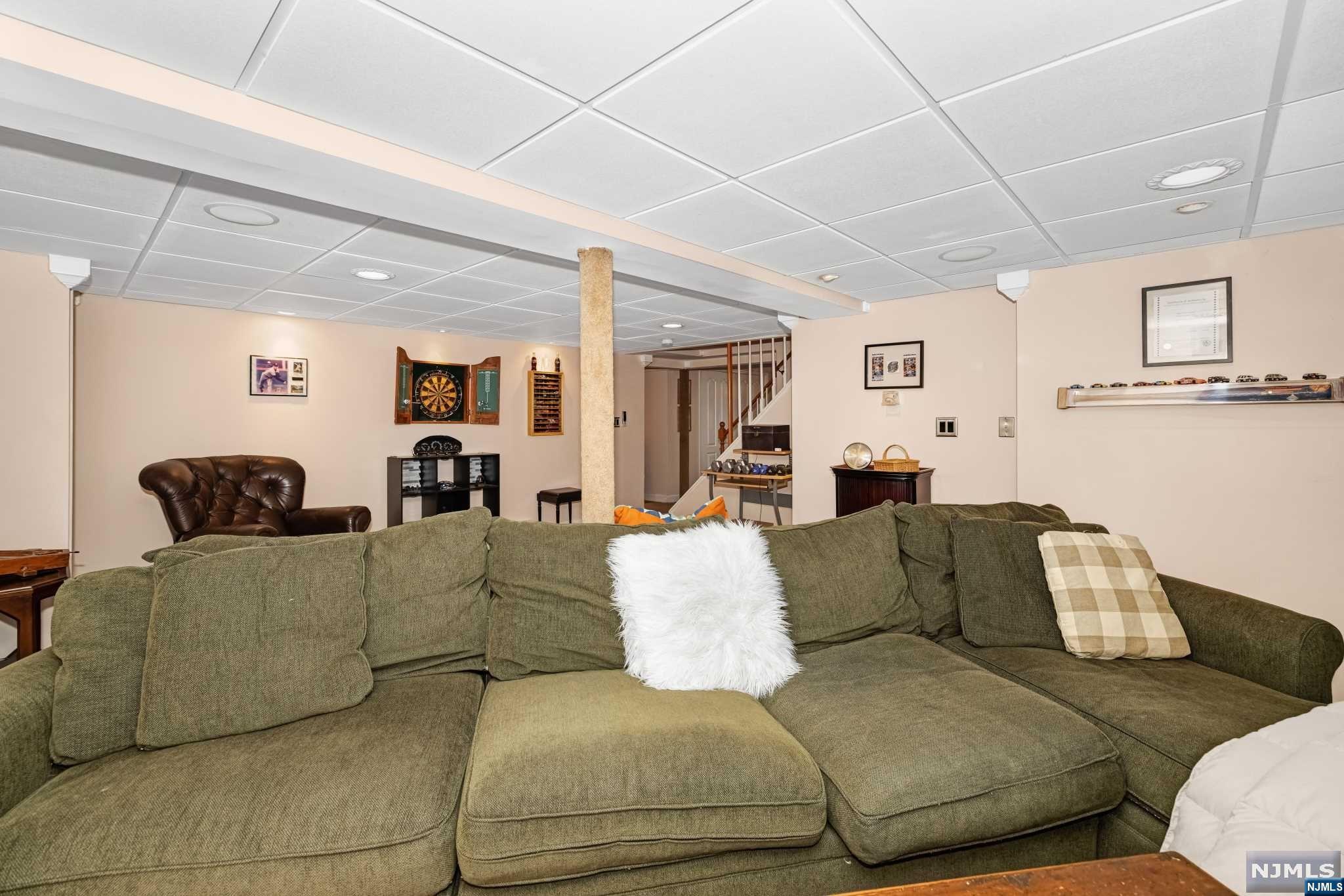 16 Leoson Parkway
