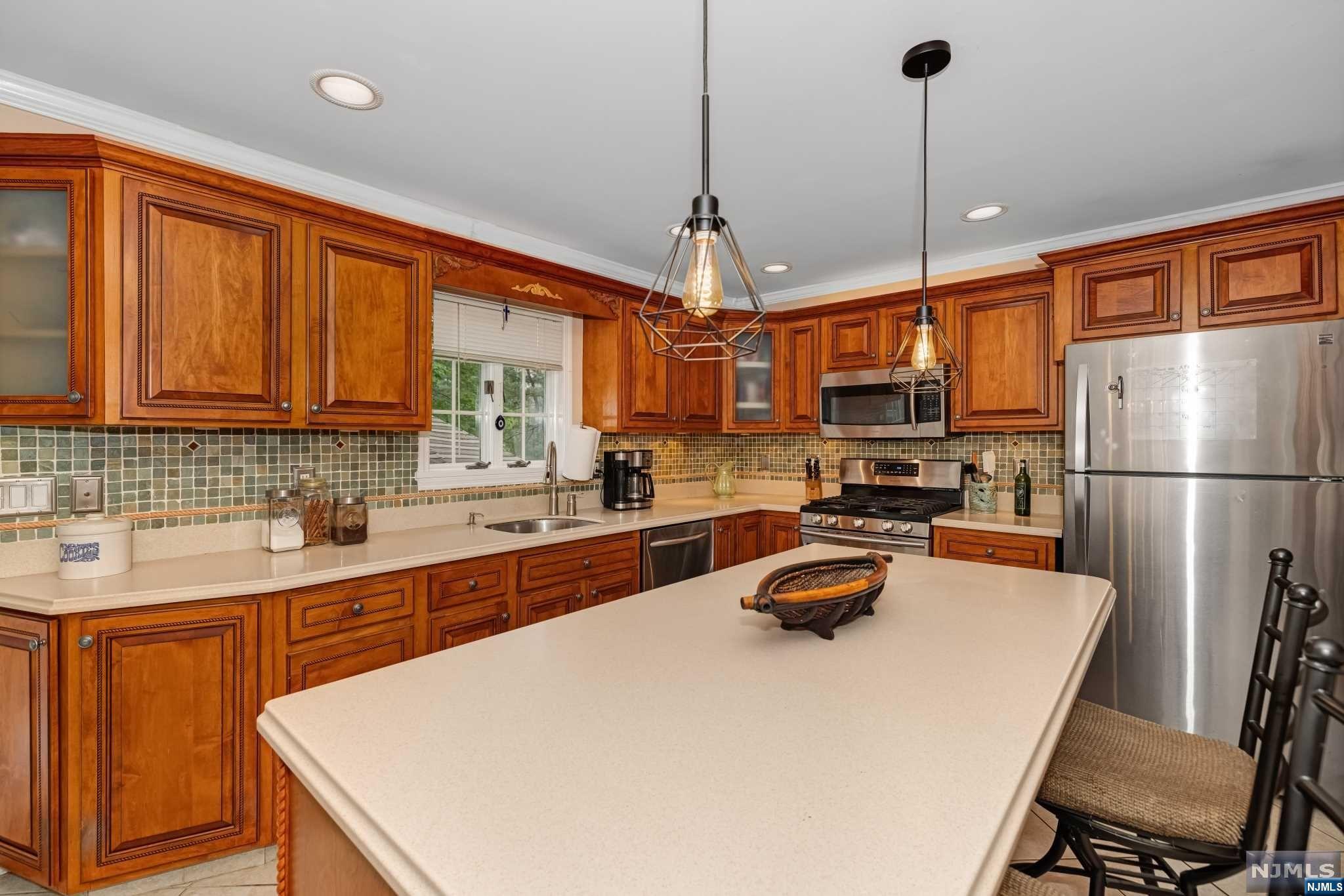 16 Leoson Parkway