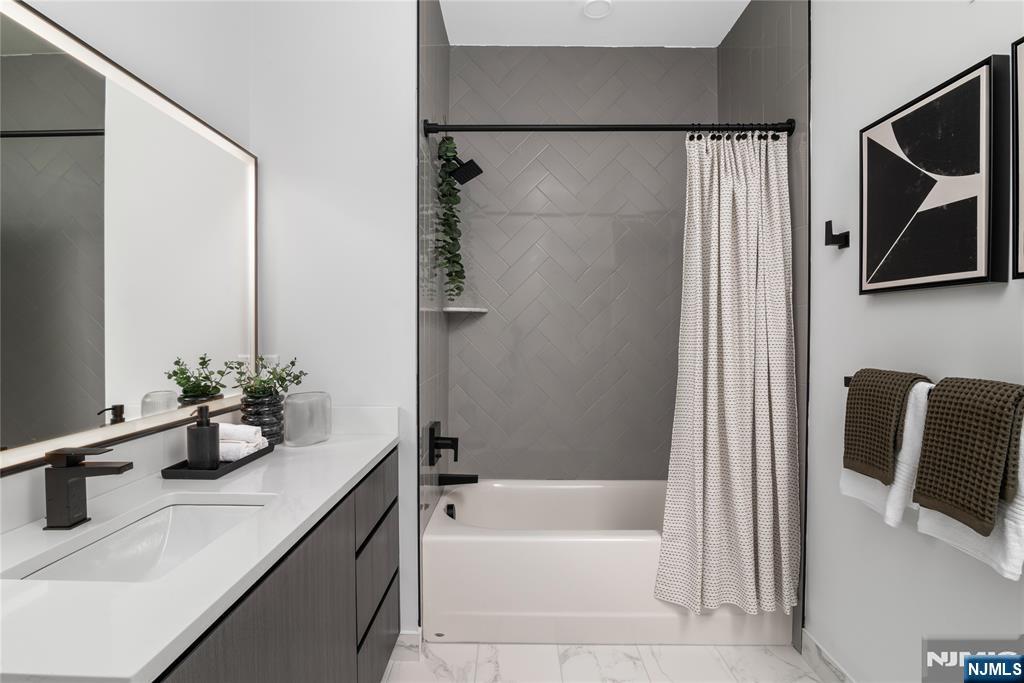 18 Park Avenue 205