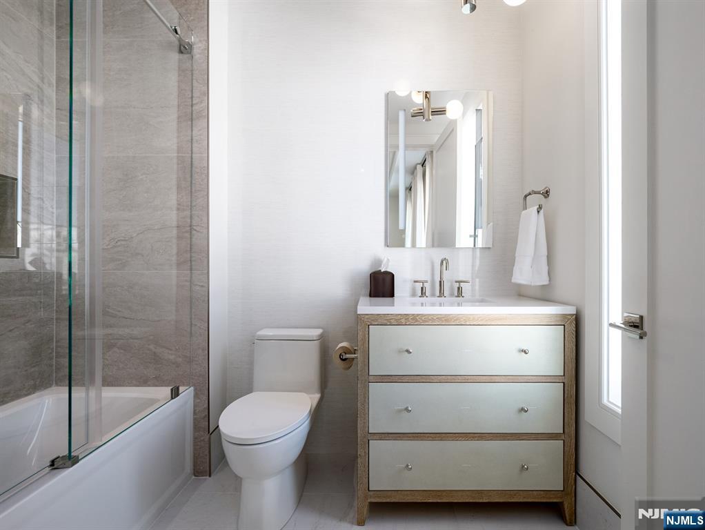 16-18 Paris Avenue 1