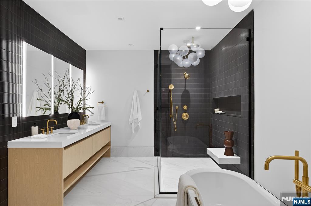 16-18 Paris Avenue 3