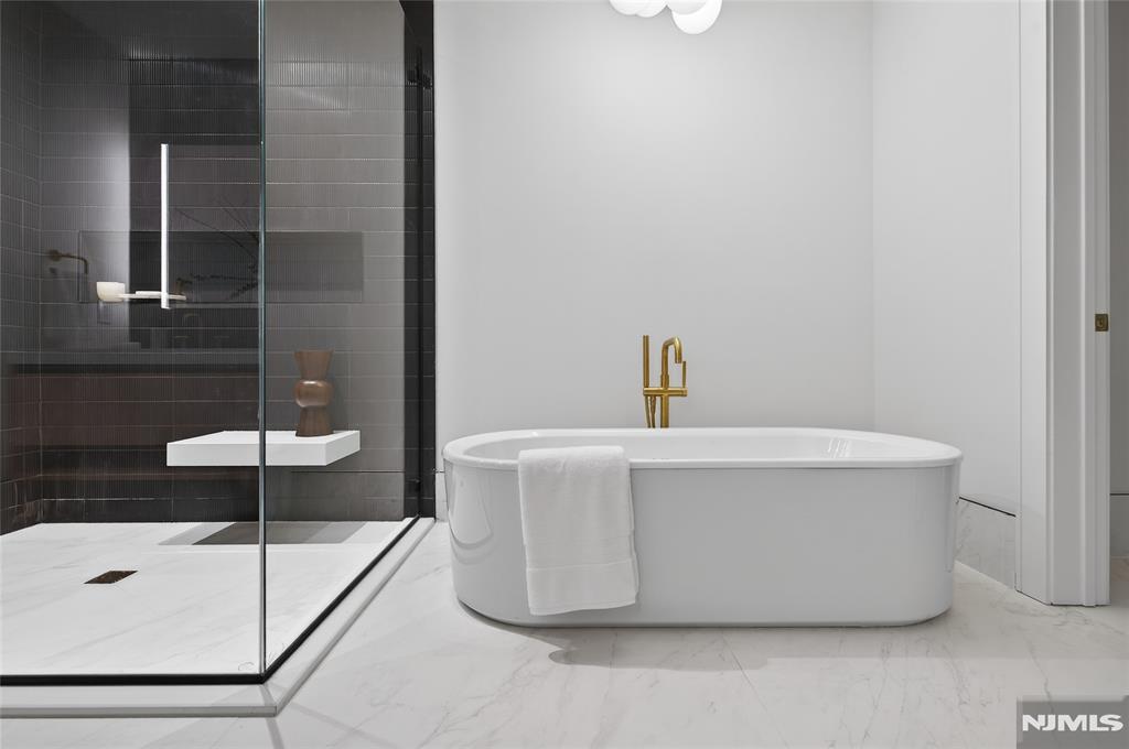 16-18 Paris Avenue 3