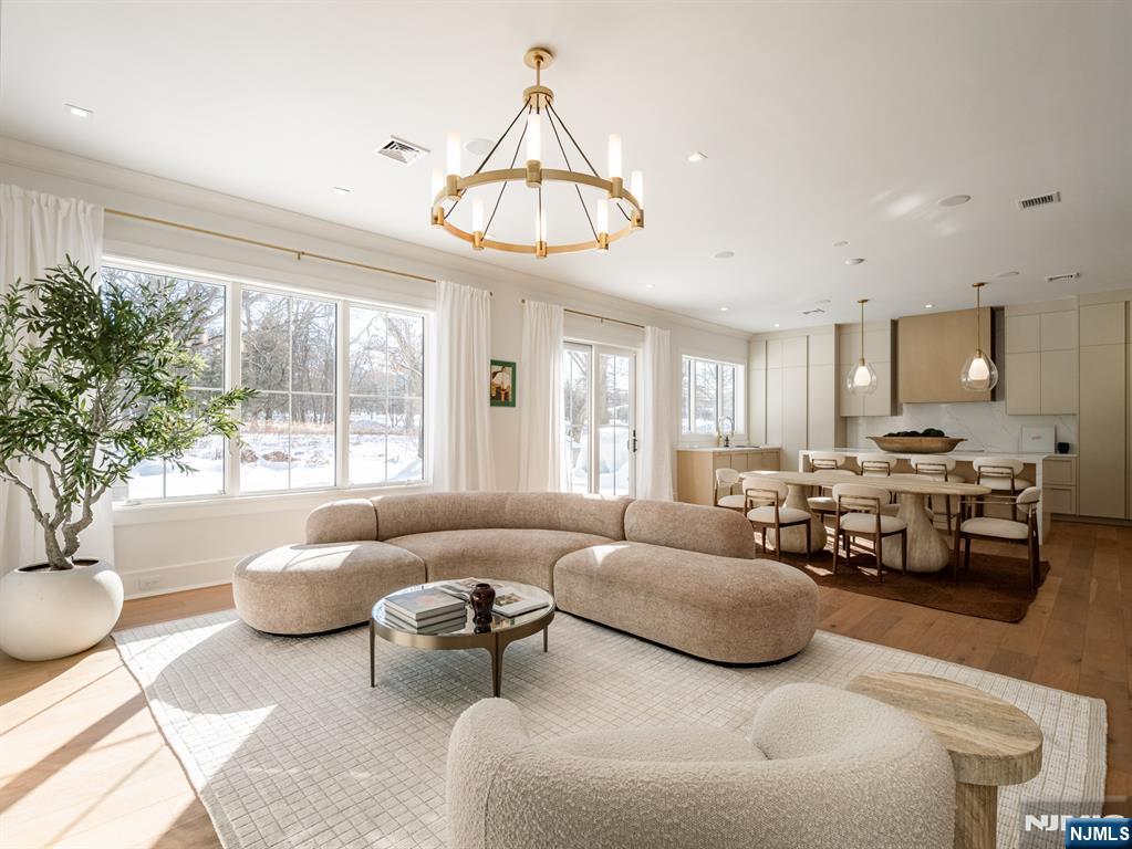 16-18 Paris Avenue 4