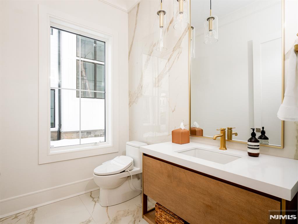 16-18 Paris Avenue 4