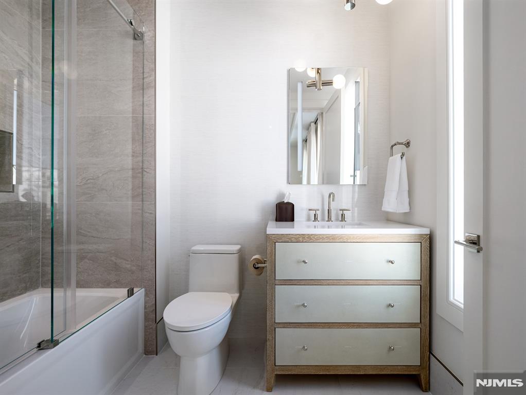 16-18 Paris Avenue 4