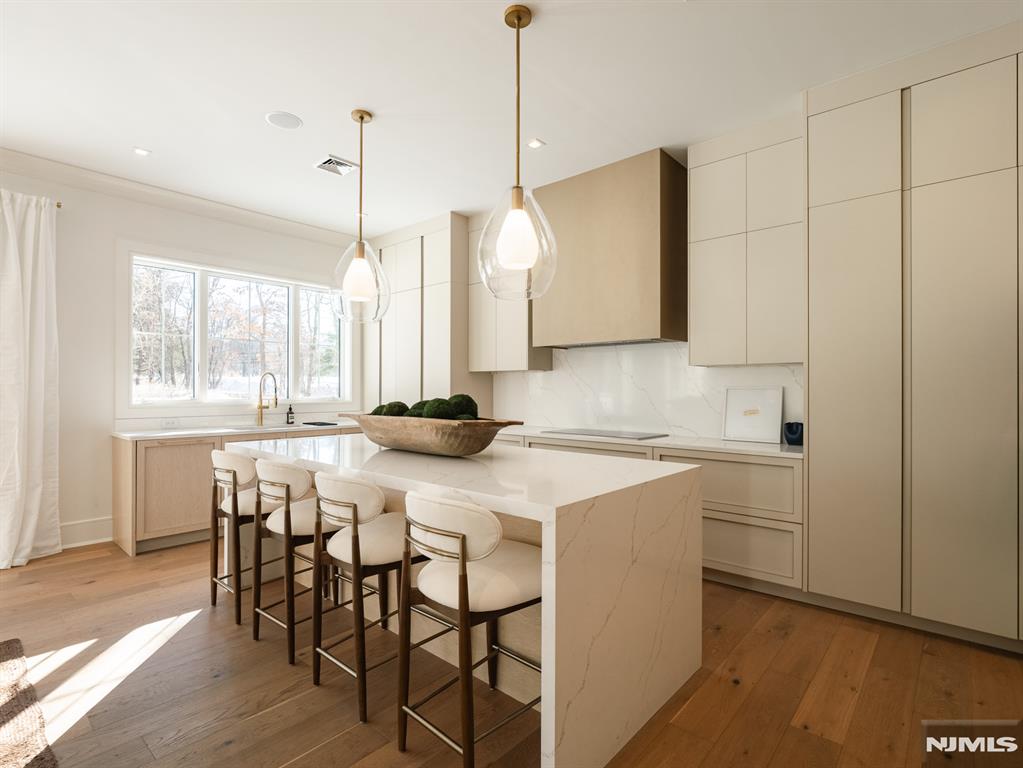 16-18 Paris Avenue 4