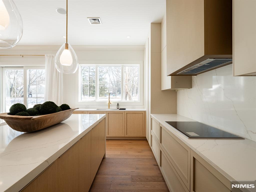 16-18 Paris Avenue 9