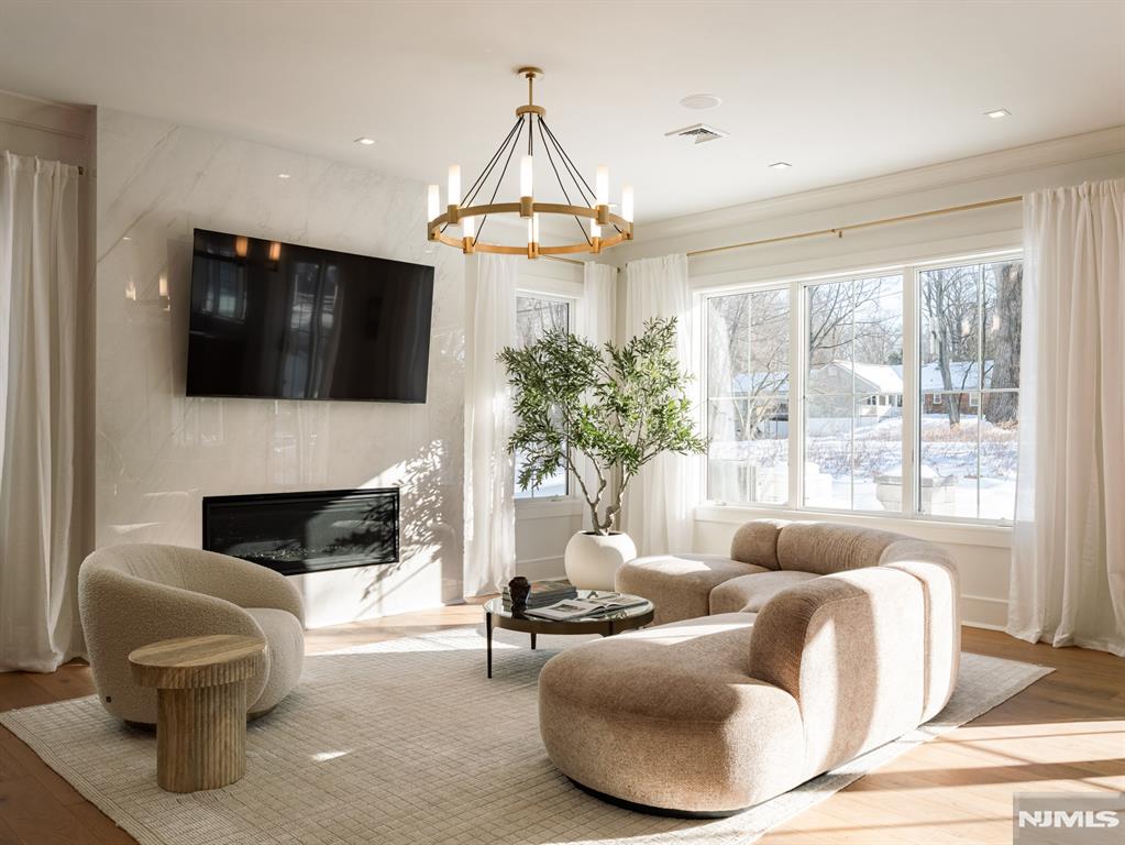 16-18 Paris Avenue 9