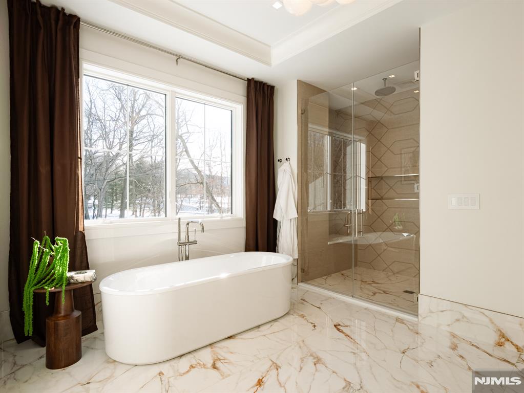 16-18 Paris Avenue 9