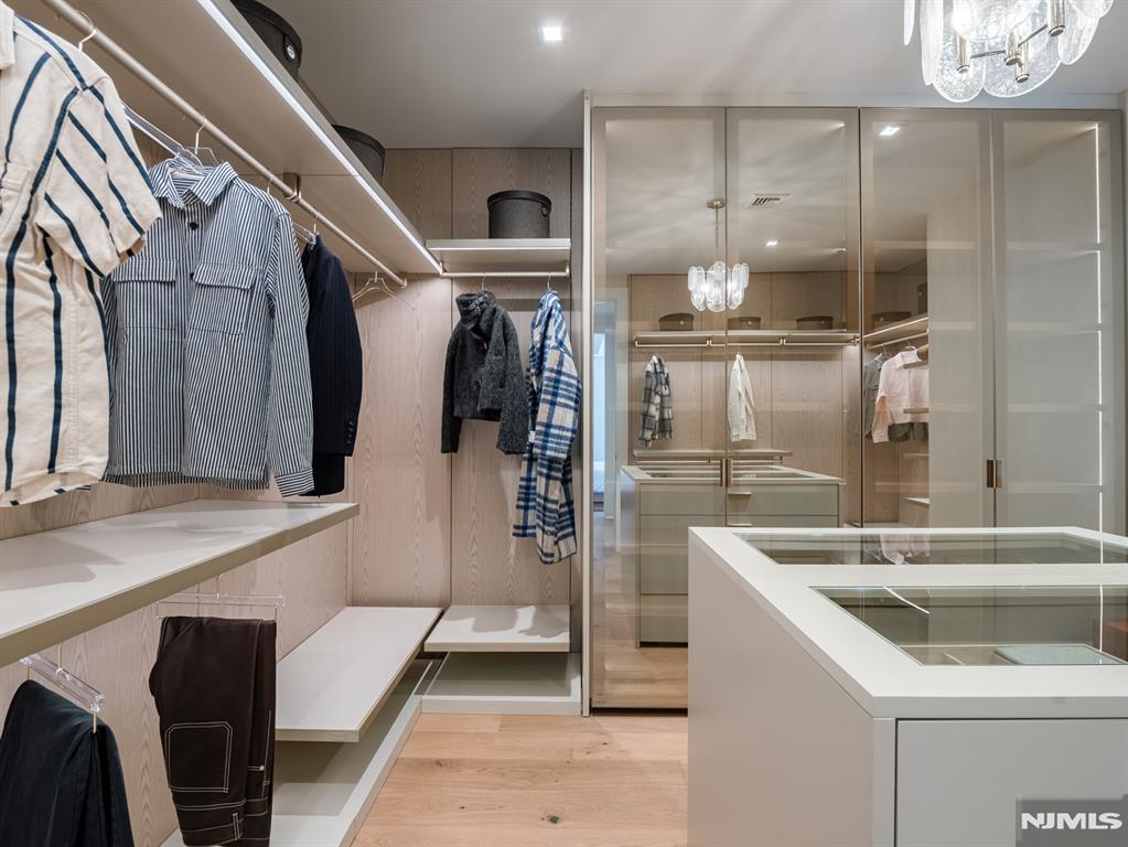 16-18 Paris Avenue 9