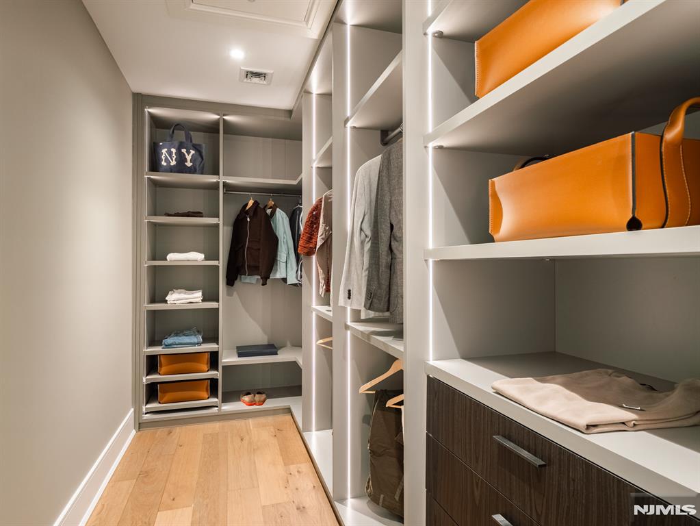 16-18 Paris Avenue 9