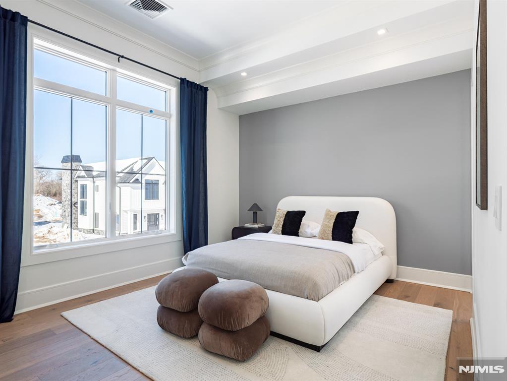 16-18 Paris Avenue 9