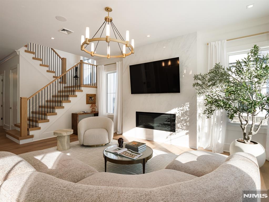 16-18 Paris Avenue 9