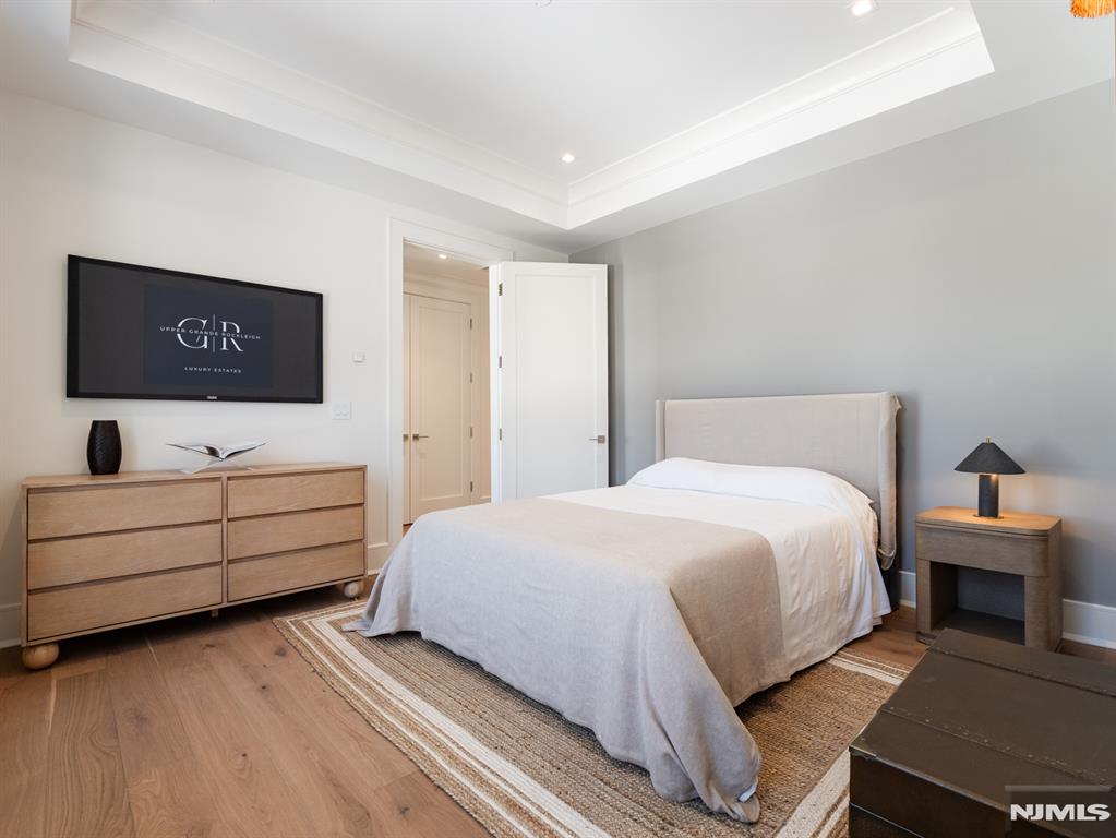 16-18 Paris Avenue 9