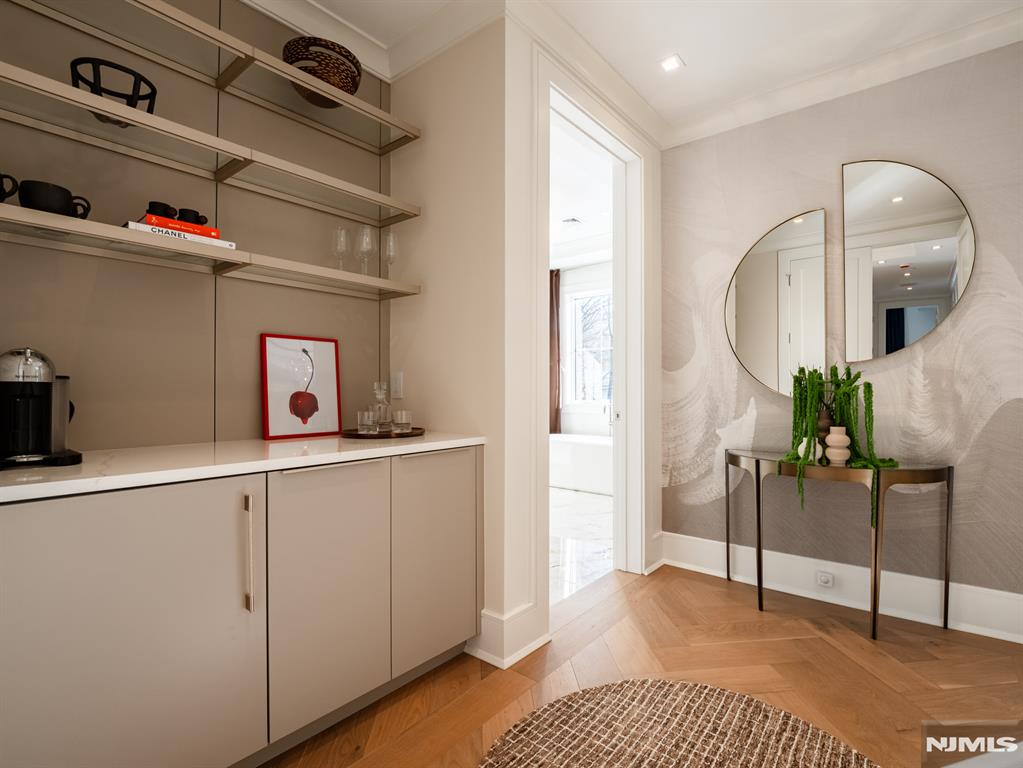 16-18 Paris Avenue 9