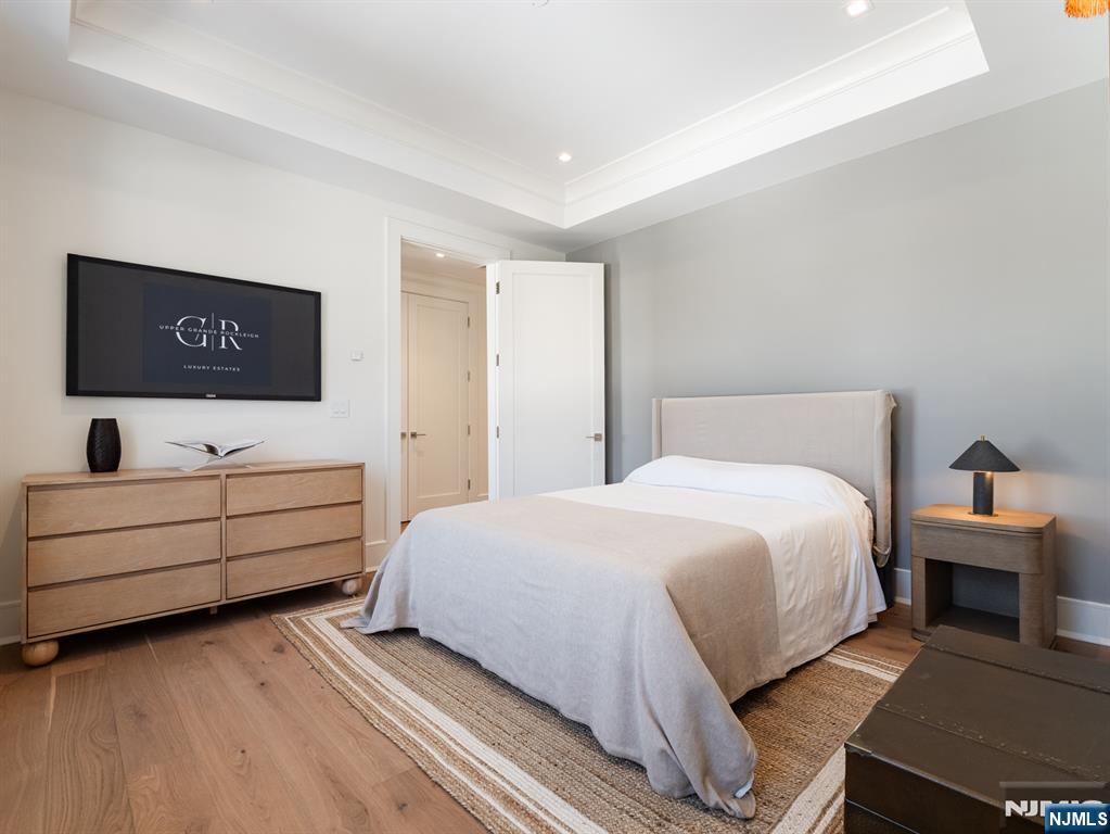 16-18 Paris Avenue 9