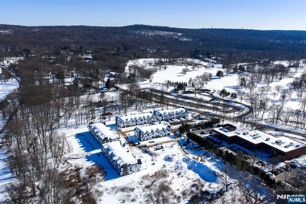 16-18 Paris Avenue 9