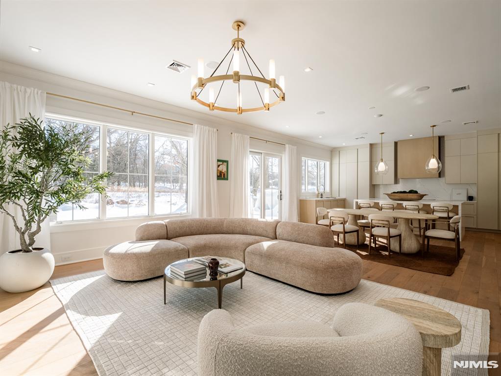 16-18 Paris Avenue 9