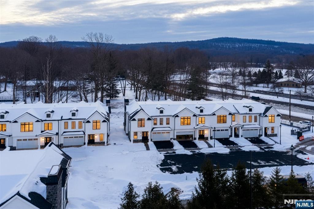 16-18 Paris Avenue 9