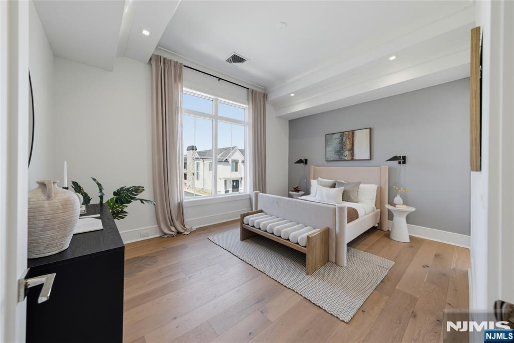 16-18 Paris Avenue 1