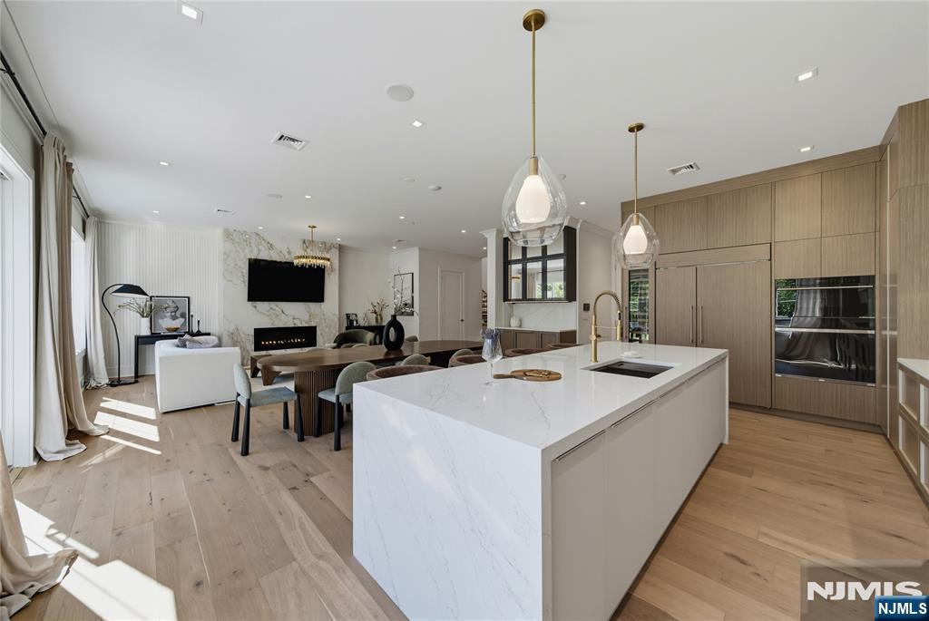 16-18 Paris Avenue 9