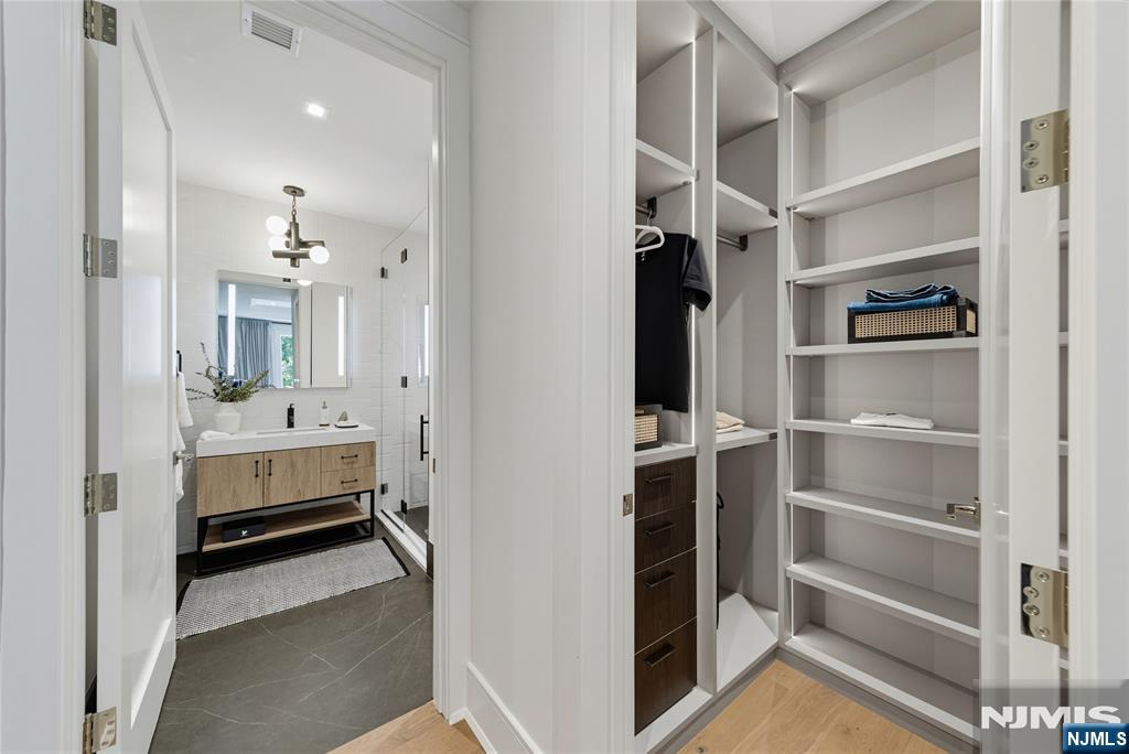 16-18 Paris Avenue 9