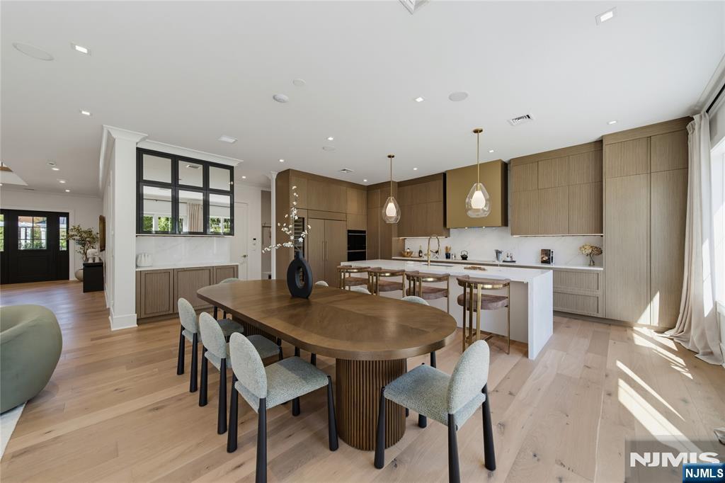 16-18 Paris Avenue 9