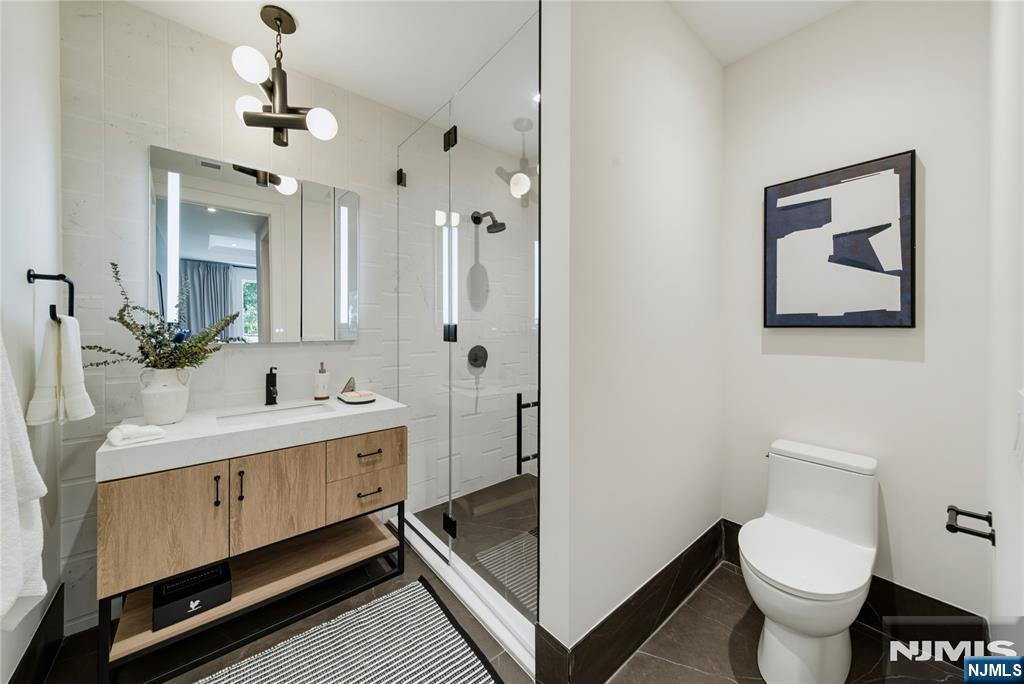 16-18 Paris Avenue 9