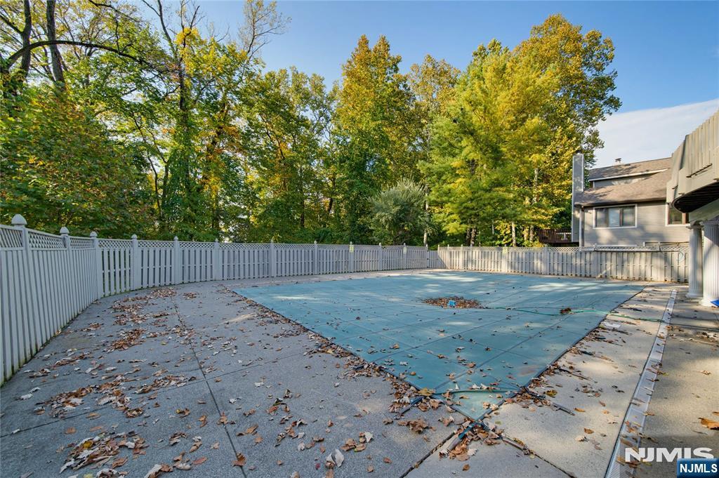 11 Lakeview Drive