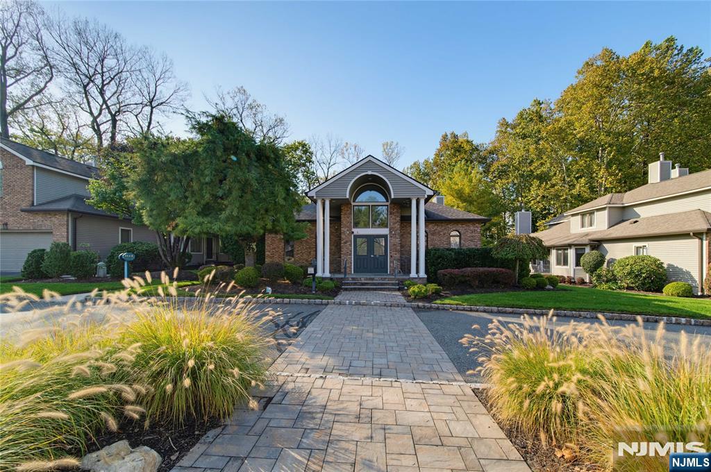 11 Lakeview Drive