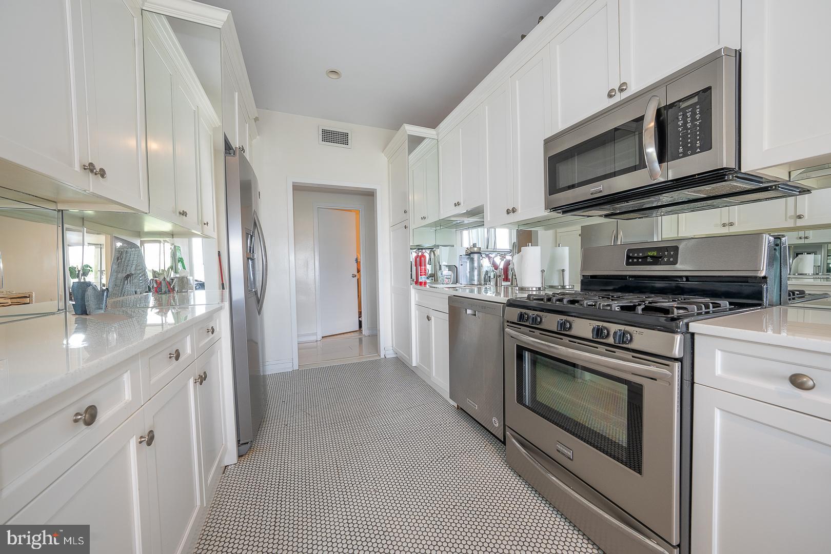 191 PRESIDENTIAL BOULEVARD R1009-1010