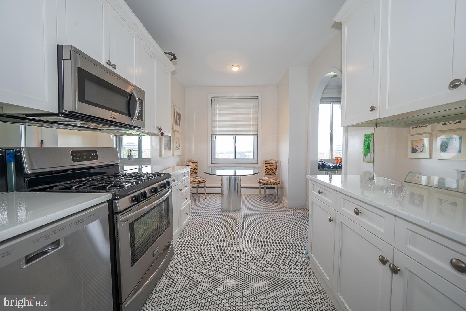 191 PRESIDENTIAL BOULEVARD R1009-1010