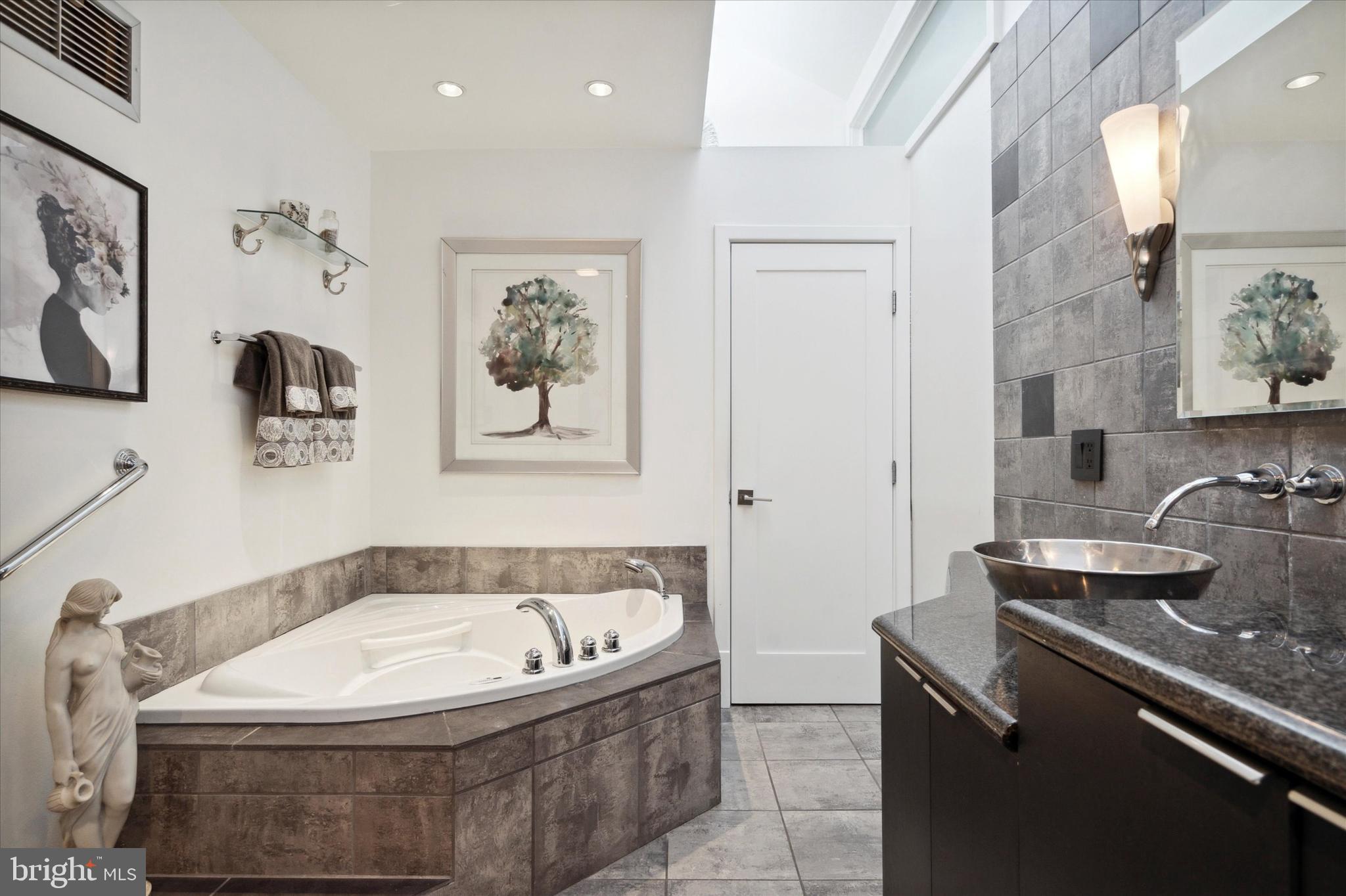 525-1/2 Spruce St #10