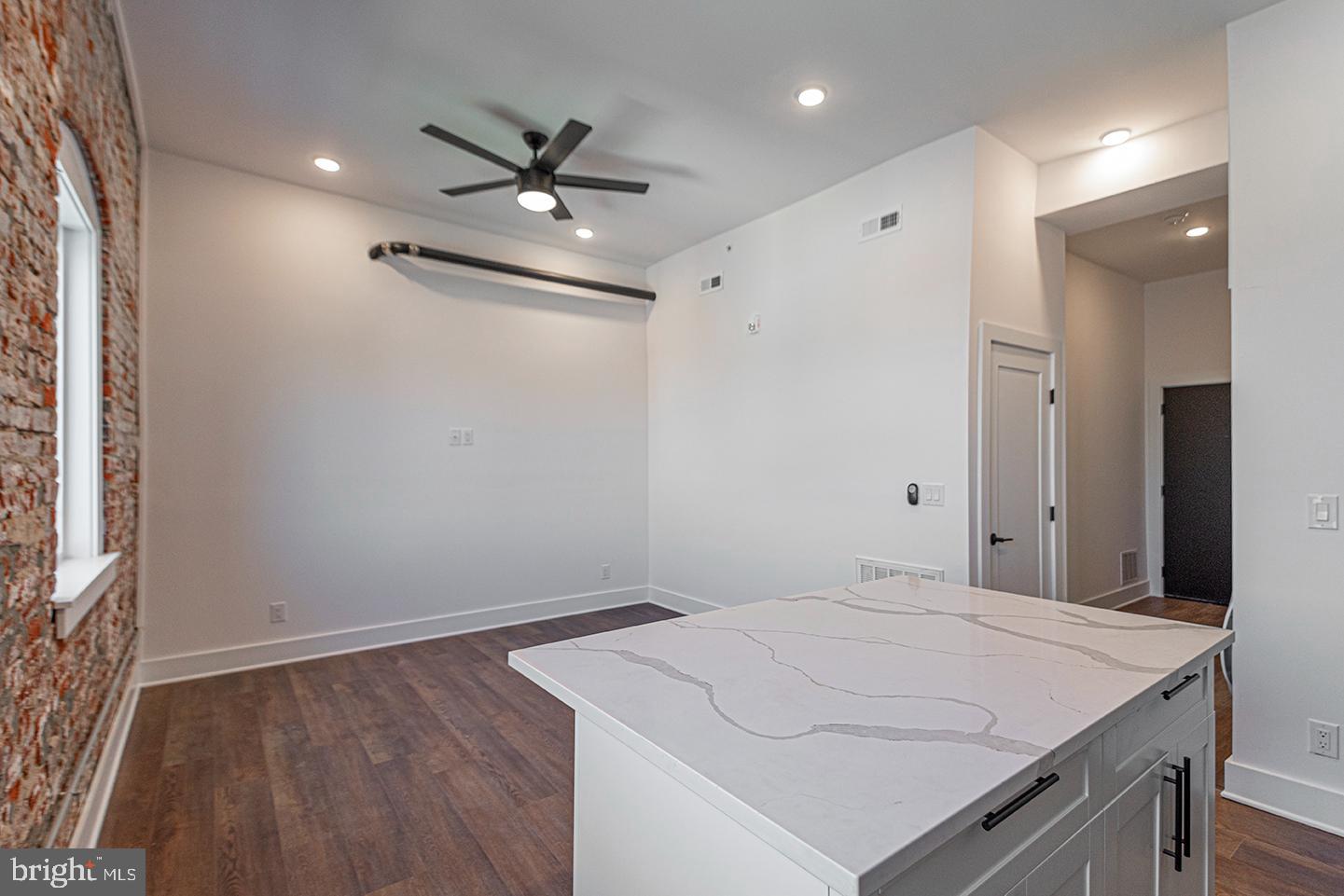 1211 BAINBRIDGE ST #UNIT 4D