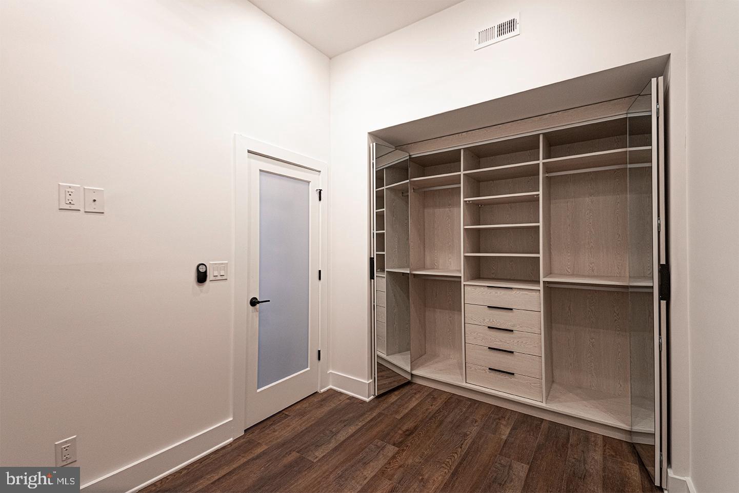 1211 BAINBRIDGE ST #UNIT 4D