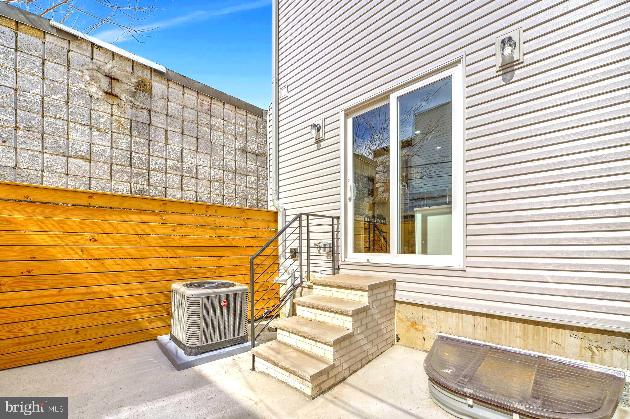 732 DALY STREET