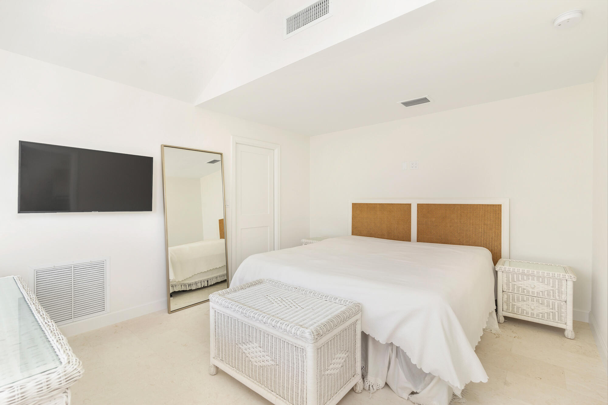 173 Peruvian Avenue 3