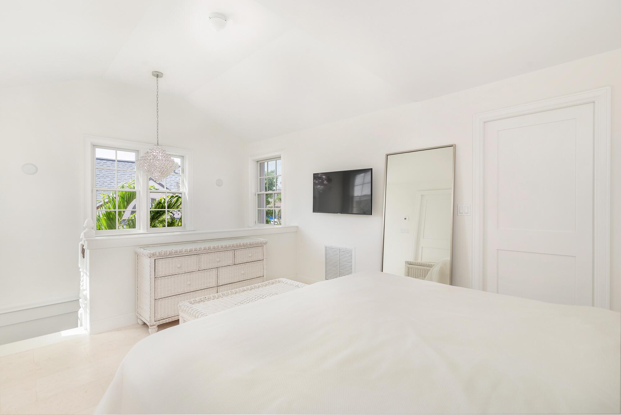 173 Peruvian Avenue 3