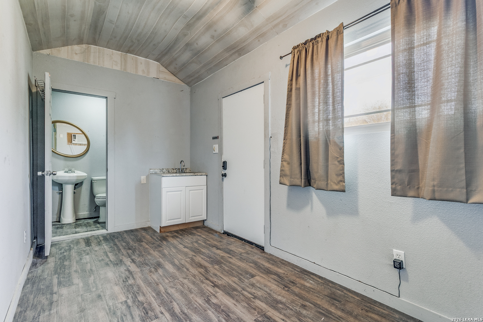 1526 Burnet