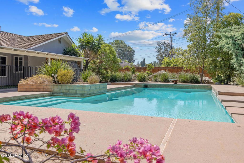 1091 La Cresta Drive