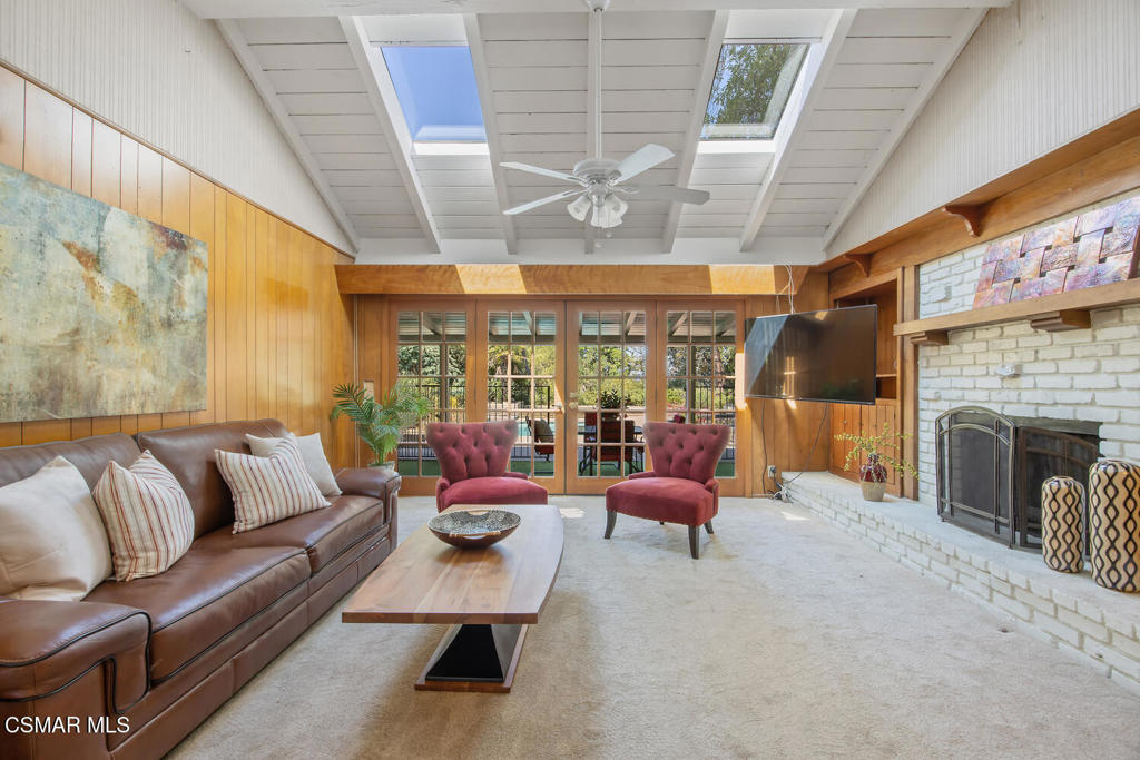 1091 La Cresta Drive