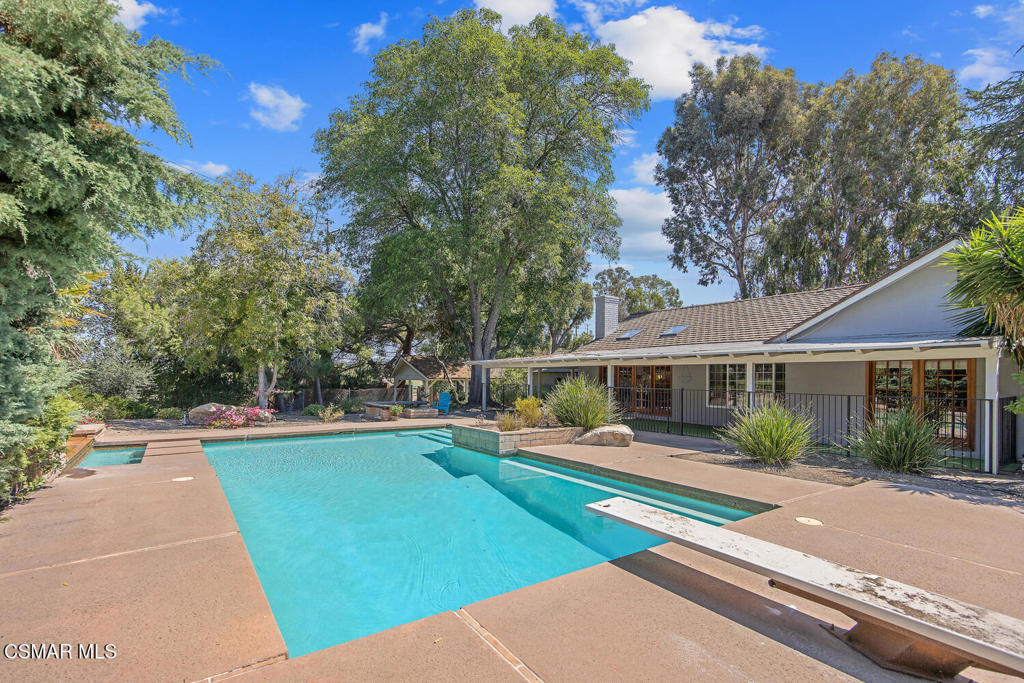 1091 La Cresta Drive