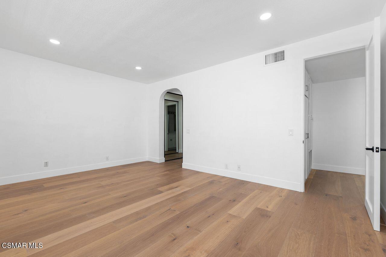 4949 Genesta Avenue, 412