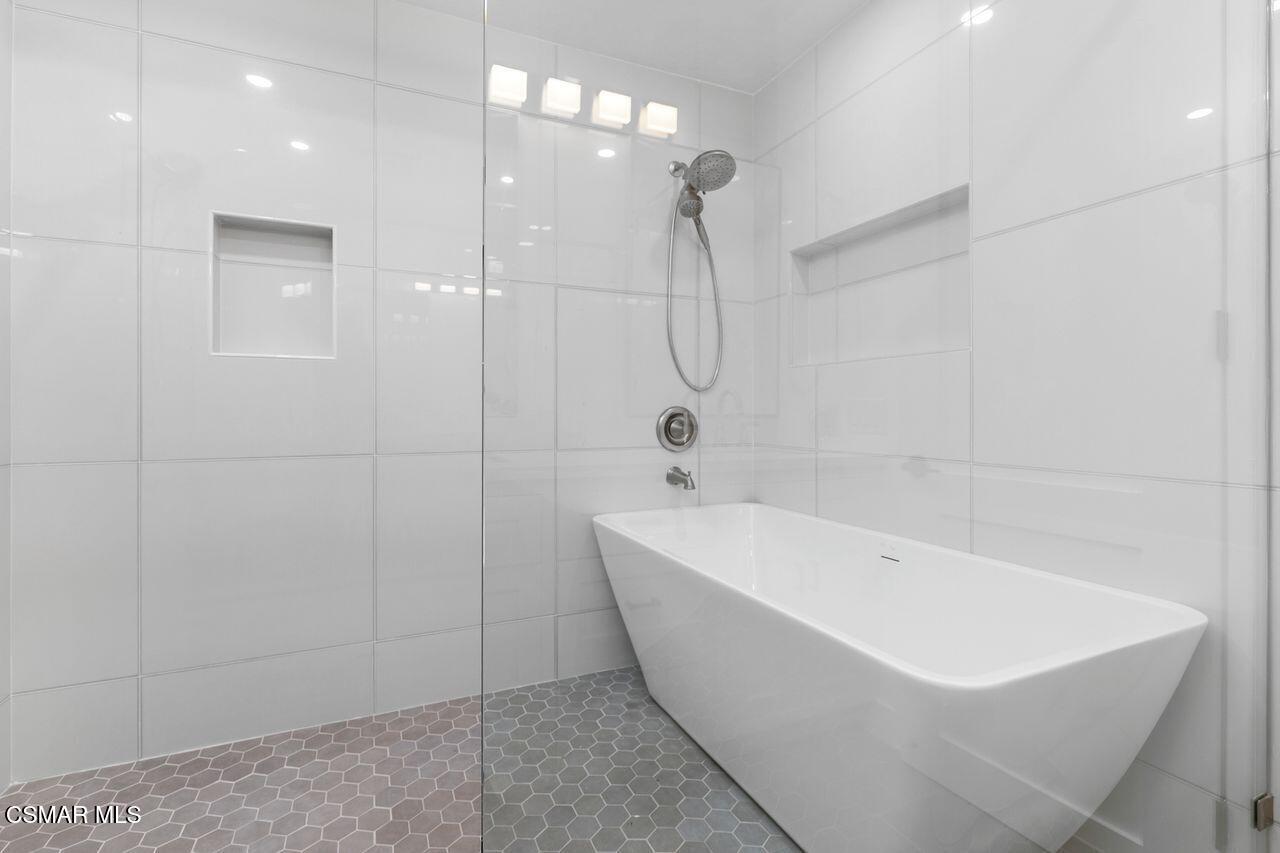 4949 Genesta Avenue, 412